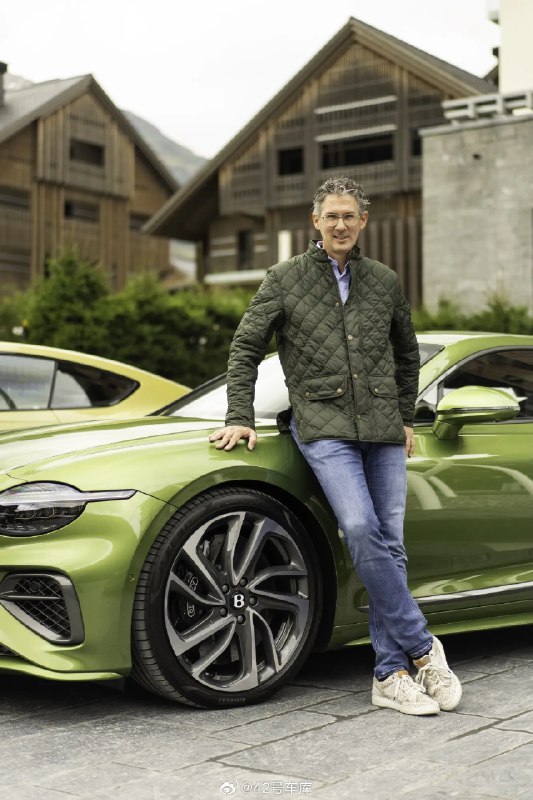 最近彭博社采访了宾利董事长兼 CEO Frank-Steffen Walliser，此人曾经推动保时捷 918 Spyder 混动超跑诞生，也推动 911 GT3 等 GT 车型量产。配图