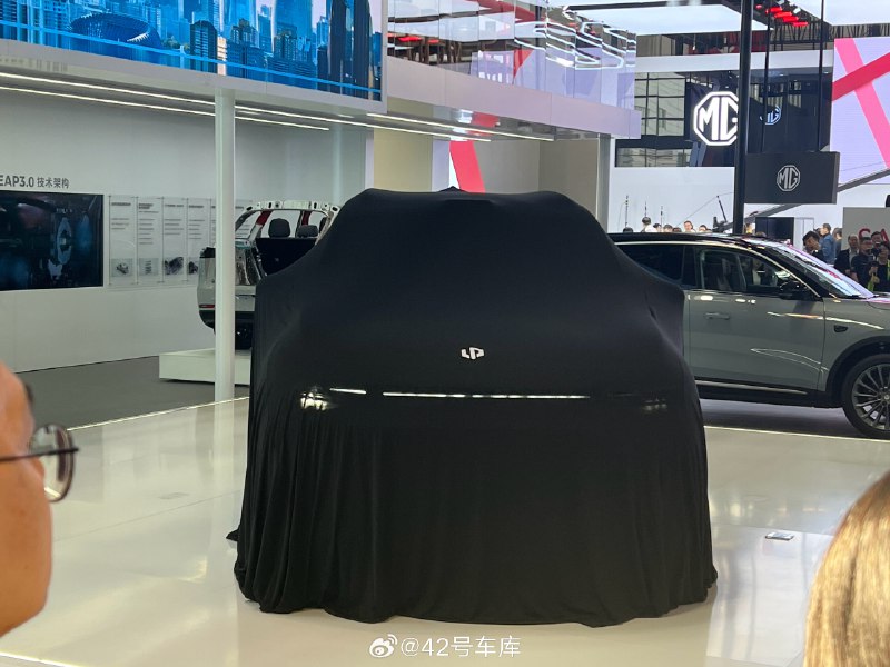 零跑 C16 待会就要发布了，之前工信部也出过这辆车的图，主体设计跟零跑 C10 一致，最大区别是尺寸，这是一款中大型的 6 座SUV。所以相比于外观，更好奇里面零跑这次会不会弄点有意思的东西[doge]配图