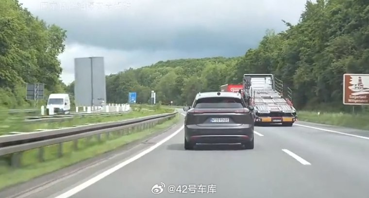 如果满分 100 的话，大家可以给这个装着德国车牌的 ES6 车尾颜值打多少分？🧐配图