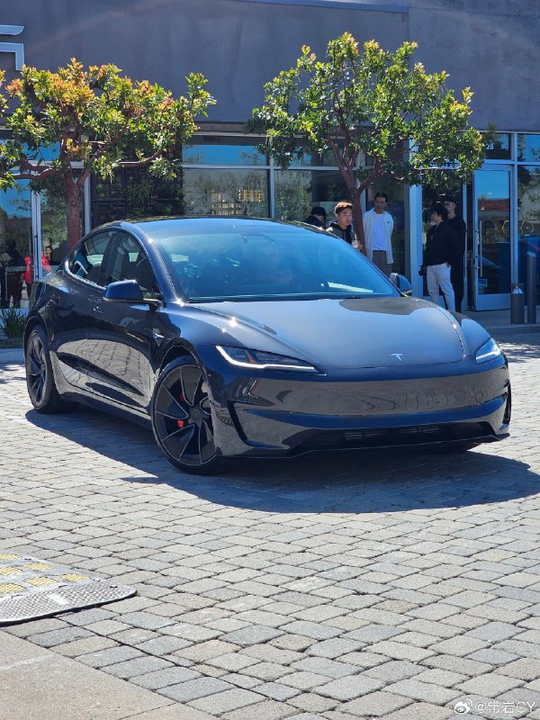 特斯拉升级版的Model 3 Ludicrous将被称为“Model 3 Performance”，英国网站的源代码中已经能看到一些产品点：配图