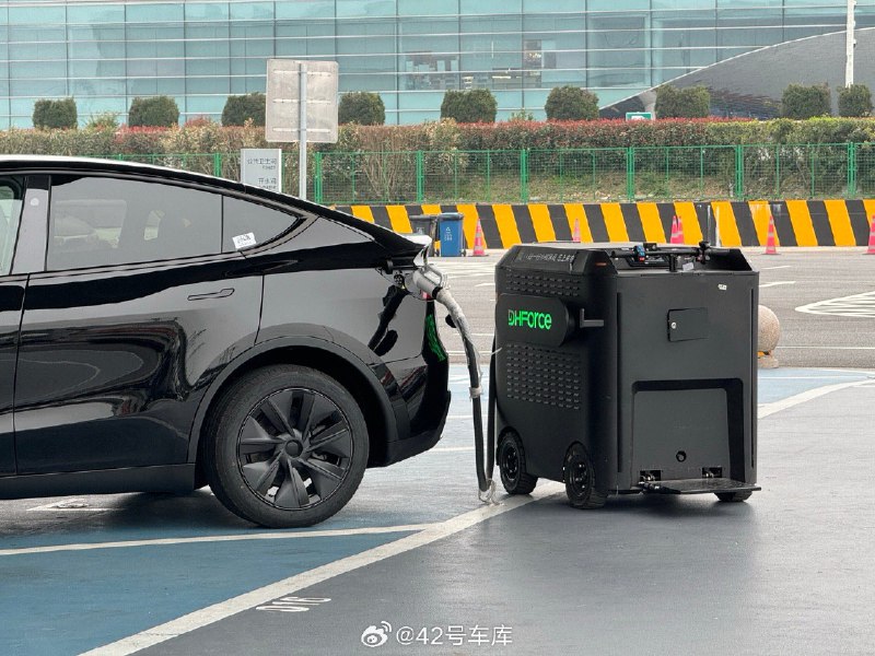 在服務區看見這個小玩意，這應該算是電車的“移動充電寶”，不限車位，拖過來就能充，看了一下需要 1.5 元/度，但沒試過，不知道能跑到多少功率，有試過的朋友可以在評論區説一下。🤔配圖