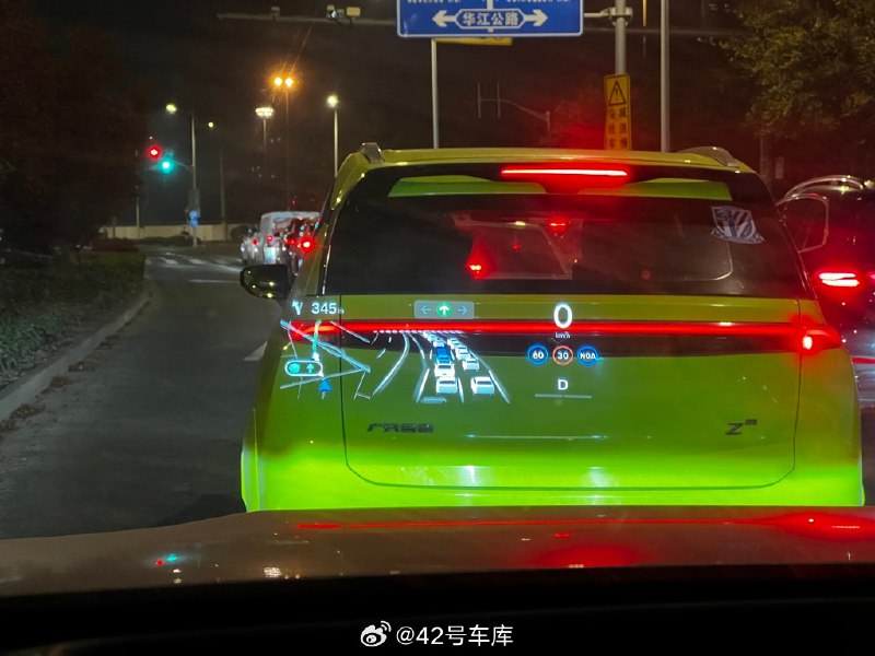 昨天发了理想 OTA 5.0 的微博之后，有粉丝评论说理想 HUD 的界面太花了，昨晚回去的路上我又认真看了一下这块 HUD，最左侧显示的是导航画面，并且在过汇入口的时候会有车道指引，红绿灯倒计时也能显示在上面。配图