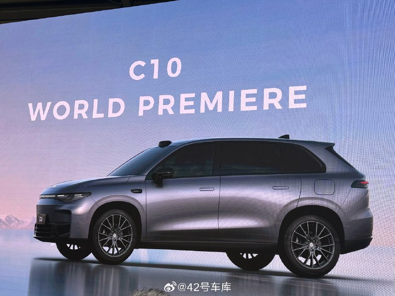 零跑汽車首款全球化車型 C10，在慕尼黑車展現場亮相了。配圖