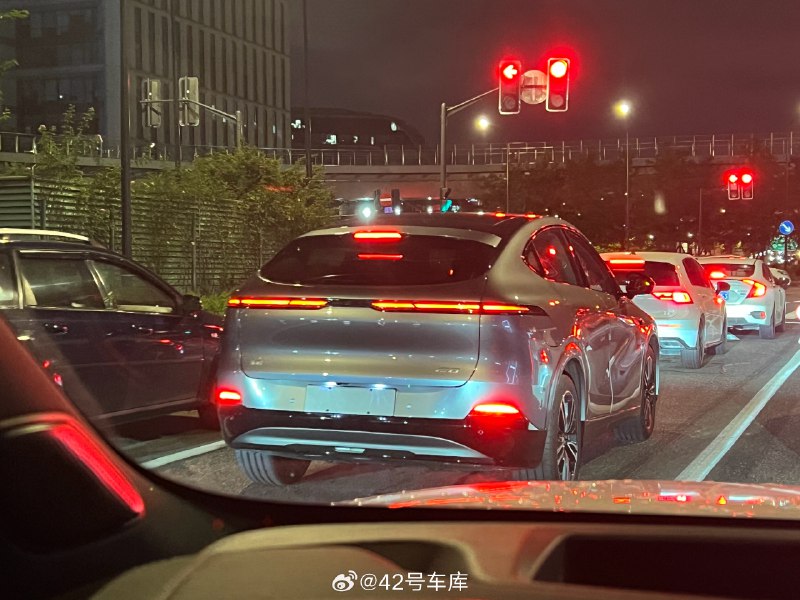 路上 G6 能见度越来越高了，看样子是刚提车还没上牌，应该也是 755 超长续航 MAX 版，毕竟这个配置是真的香。这个产品力放眼望去，G6这个价位真的是独一份。配图