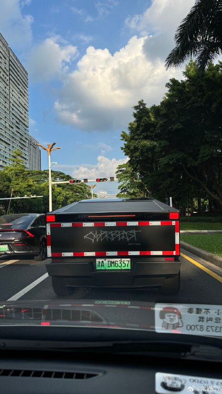 据说这台上了牌的 Cybertruck 又出现在了深圳，这次按照规定喷了侧面的乘坐人数和贴了反光条[doge]配图