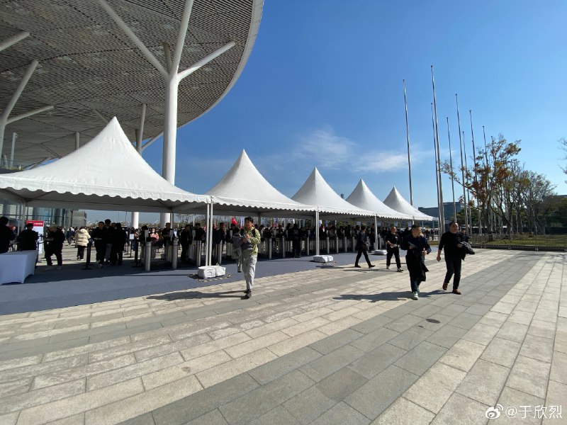 这哪儿是 M9 上市发布会呀，这规模看起来华为办了个深圳车展吧。配图