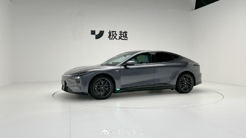 終於靜態體驗了極越 07，這真是一台外觀設計很不錯的純電轎車，而且車內空間的實用性也在線。配圖
