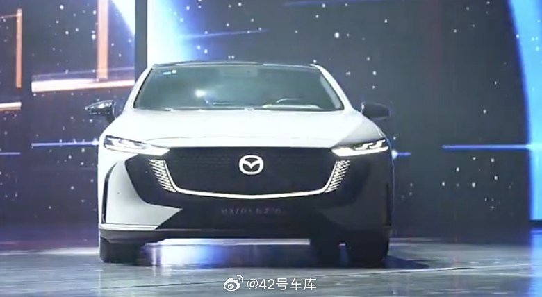 今晚上市的 MAZDA EZ-6，车机搭载了高通骁龙 8155 芯片，支持一键备车、人脸账号识别、四音区语音交互、连续指令识别、隔空手势识别，还有 50 英寸的 AR HUD，在智能化方面的功能已经比较齐全。配图