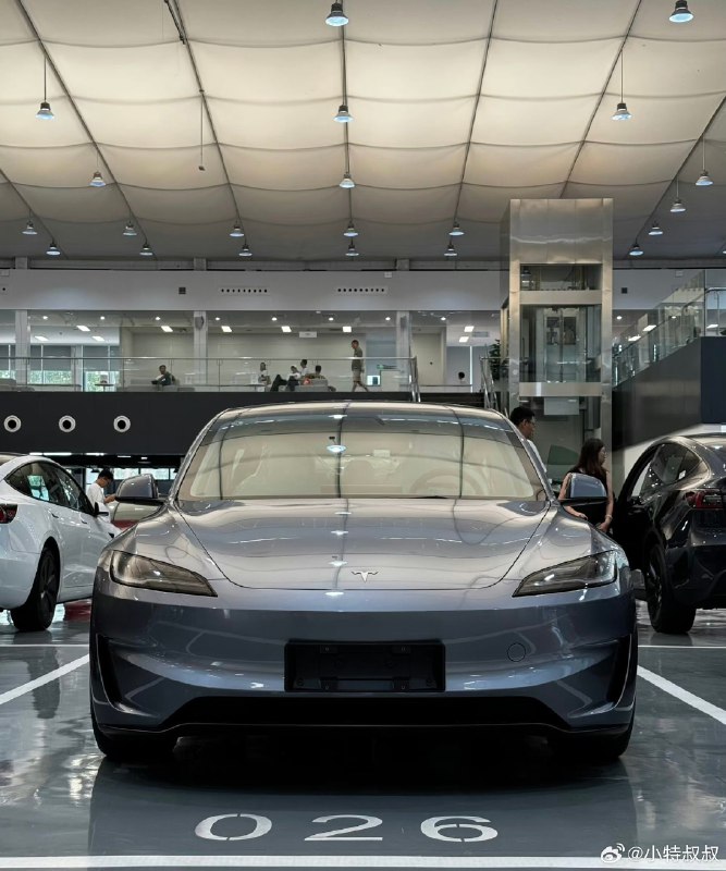 一组 快银 焕新 Model 3P！[哆啦A梦微笑]配图