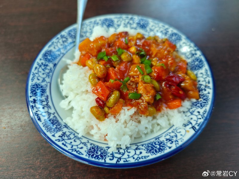 作為一名宮保雞丁 KOL，我覺得這應該叫番茄毛豆雞塊……配圖