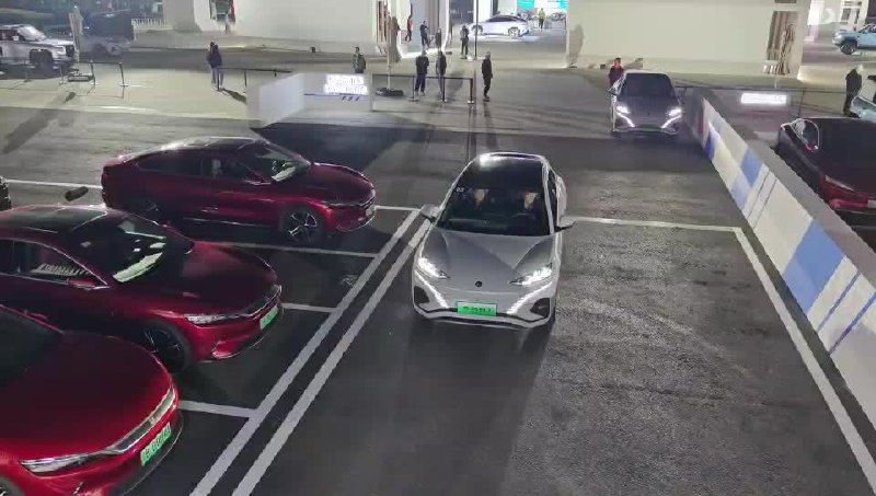 騰勢 N7 正常自動泊車和斷頭路自動泊車。配圖