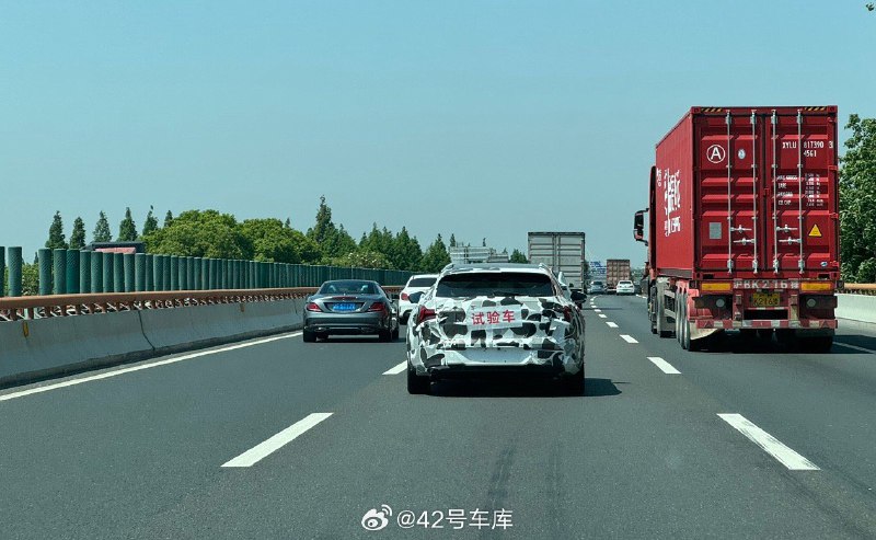 高速上偶遇一辆试验车，不放大看第三张，大家能猜出来什么品牌吗🐱配图