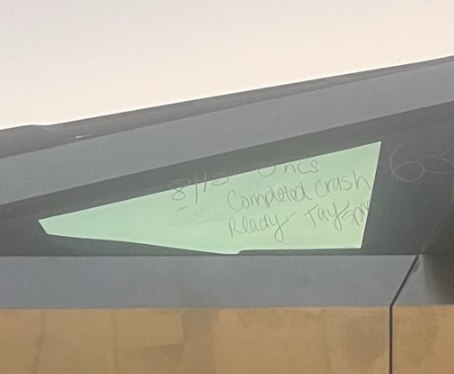 Writing on the Cybertruck window says "Completed crash"配图