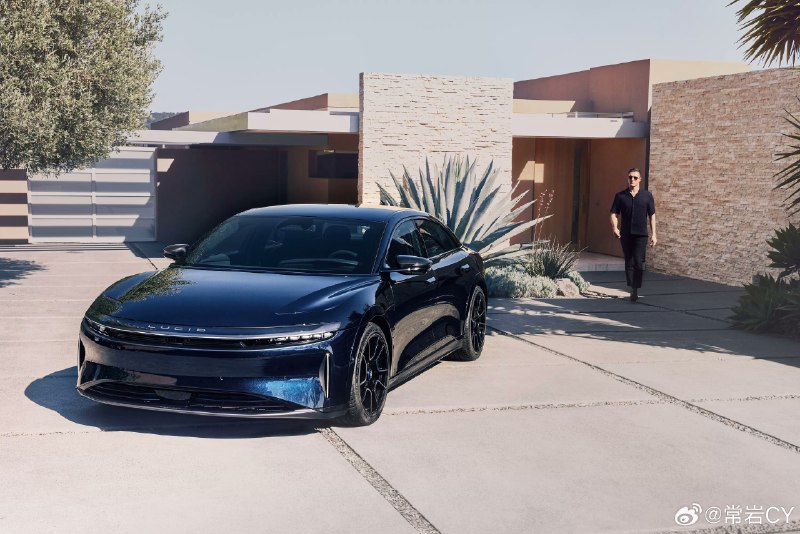 MKBHD (Marques Brownlee) 評價價值 25 萬美元的 Lucid Air Sapphire:“如果現在讓我每天駕駛世界上任何一輛電動汽車,並且它不可能是特斯拉,那就是這輛;它的駕駛性能實在是太好了,不選它不行。我看不出這輛車有什麼缺點。它是世界上最好的轎車。”配圖