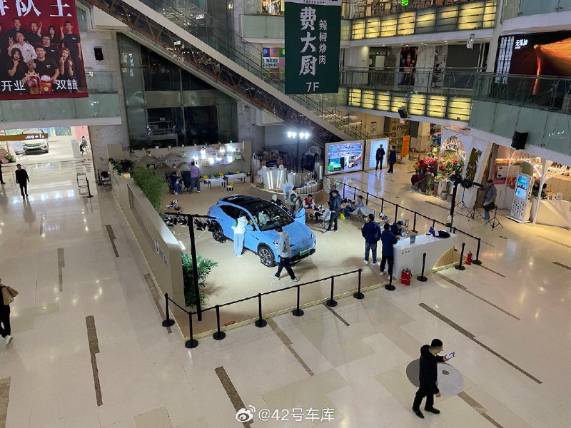 趁商场关门之前来西单大悦城看了全新腾势 N7。配图