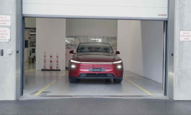 Teslarati：特斯拉在德国工厂内部积累 93,000 英里 FSD 里程配图
