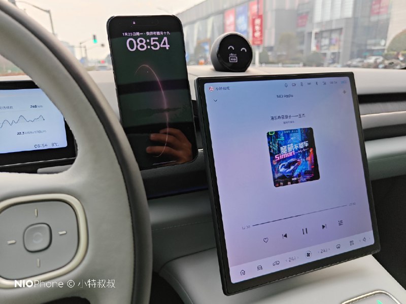 这期港乐 NIO Radio 配合 ES8 大功率音响，真不错。配图
