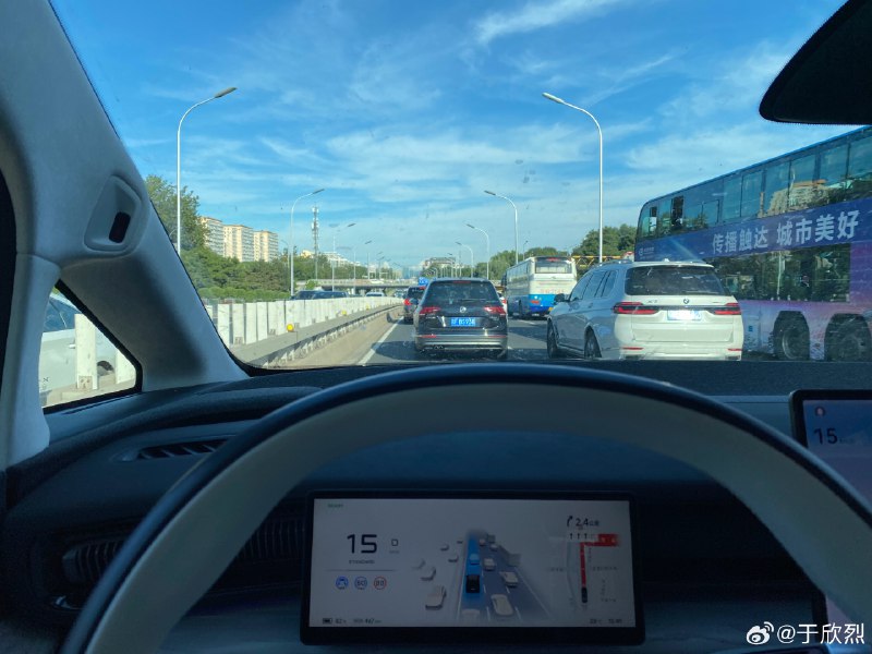 XNGP 开了一个多小时，腿不累，眼睛酸。有意思的事发生了：只眯左眼，DMS 一会儿就警告注意看前方路况。只眯右眼，DMS 安安静静没反应。是因为 DMS 摄像头位置靠左角度覆盖不到？还是因为我脸太宽……🤗配图
