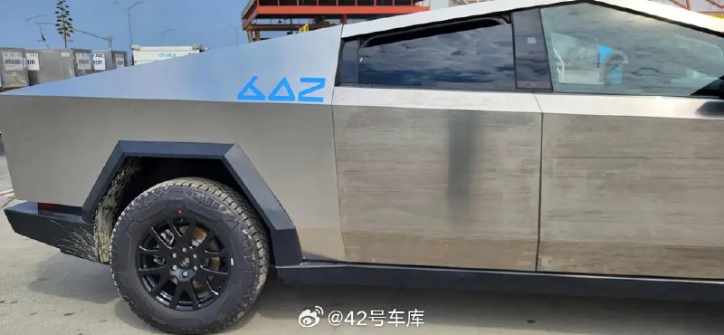 雙電機版特斯拉 Cybertruck 的照片被曬出。配圖