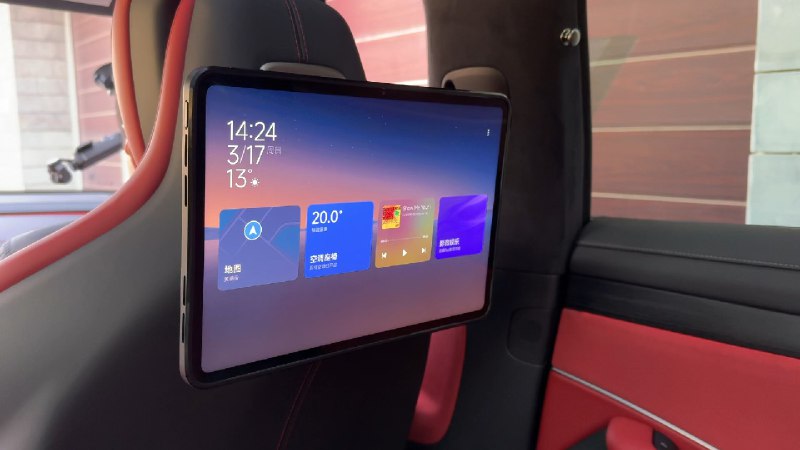 小米 SU7 后排可以拿平板当作车控屏，还可以同时支持小米平板和 iPad。配图