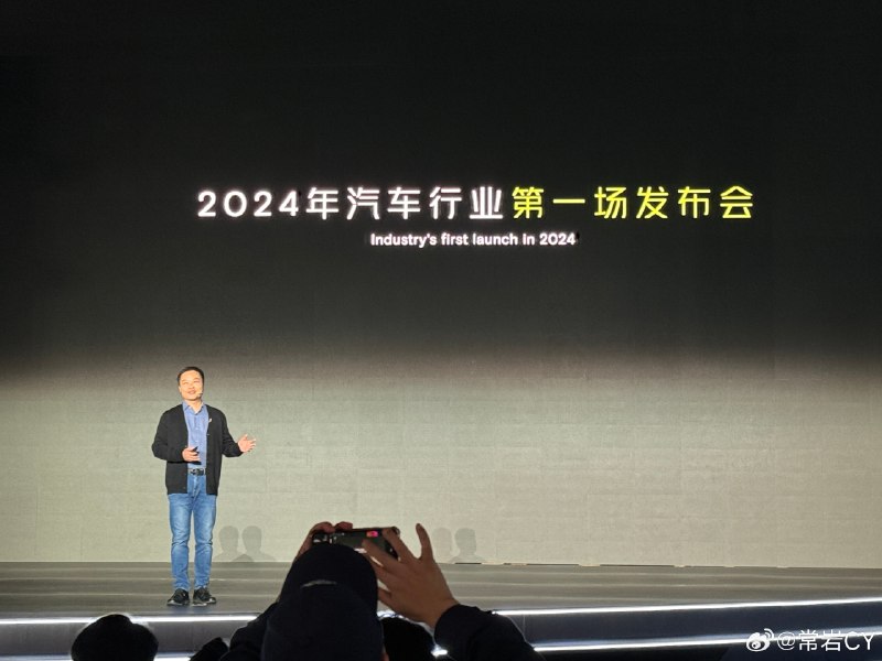 何小鹏表示2023年刚开始的时候小鹏遇到了真正的困难，当时他甚至都不太愿意坐飞机，因为会碰到投资人。配图