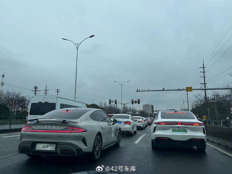 路遇飞凡 F7 和小米 SU7，这俩颜值你更喜欢哪个？配图