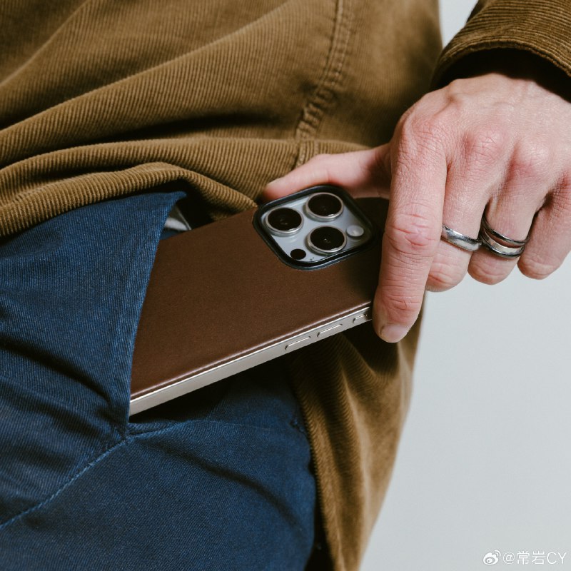 NOMAD 推出了一款仅有一个 MagSafe贴片的手机壳，感觉很快就有国内仿制款了……配图