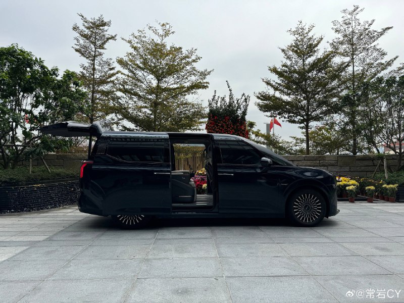 我这周可真是把纯电 MPV 坐全了……配图