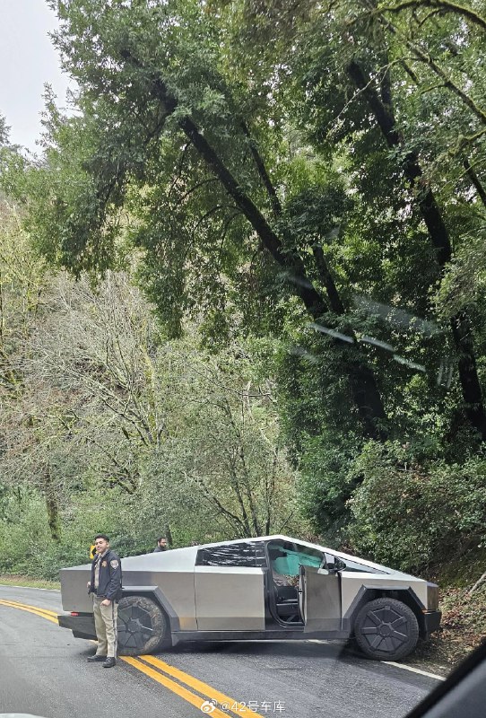 看见 Cybertruck 还是躲远点吧。配图