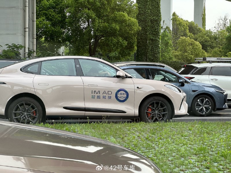 捕捉到一台智己城市 NOA 的测试车，也正因为这个车身涂装，不管是懂行的还是不懂行的，都能知道这是个智能驾驶的测试车辆。配图