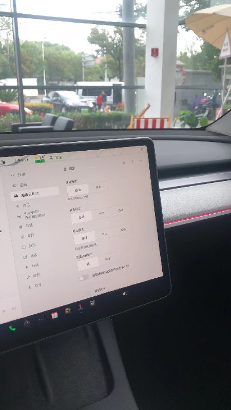 没想到很多还没买过特斯拉的准车主，非常关注新款是否有“缓行”模式。配图