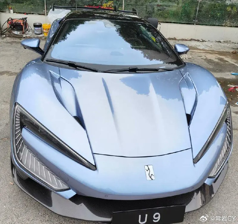 仰望U9又一个其他配色出街，这次这个浅色车身就会把碳纤维的部分都反衬出来了。配图