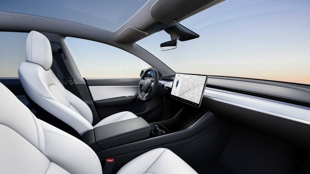 Tesla Brings Full Wiper Controls To Steering Wheel Via Software Update (2023.20) | Tesla Model 3 and Model Y owners can now change the speed of the wipers without touching the stalk.配图