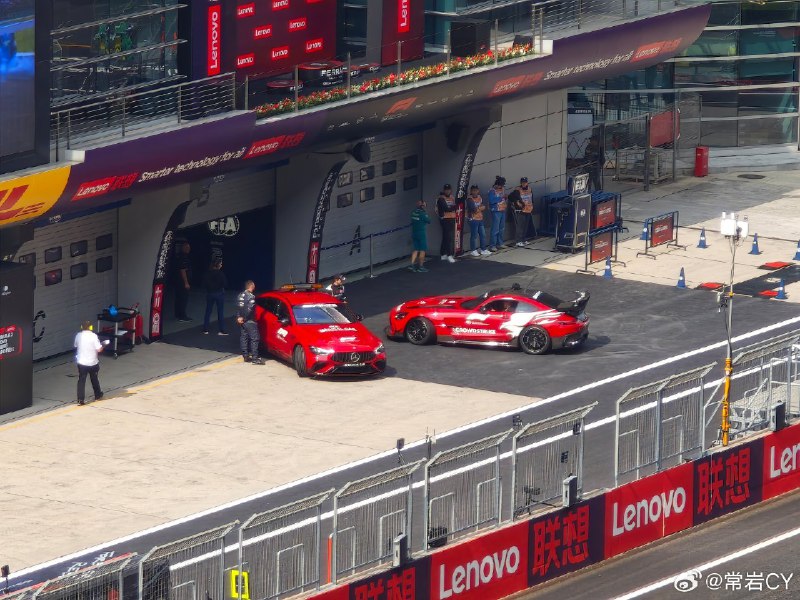 F1 排位赛要开始了，AMG GT Black Series 的 F1 赛事安全车和AMG GT 63 S 的赛事安全车就位[doge]上海·上海国际赛车场旅游景区配图
