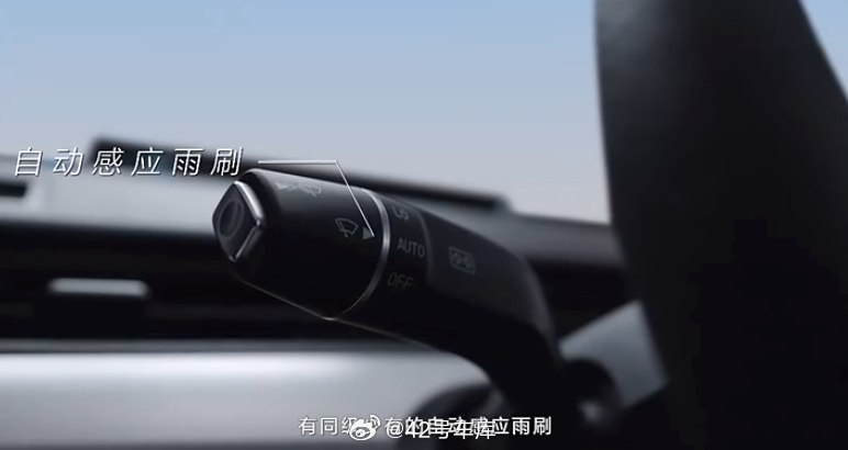 哪吒 AYA 拥有自动感应雨刷，皮质包裹方向盘，座椅加热等配置。配图