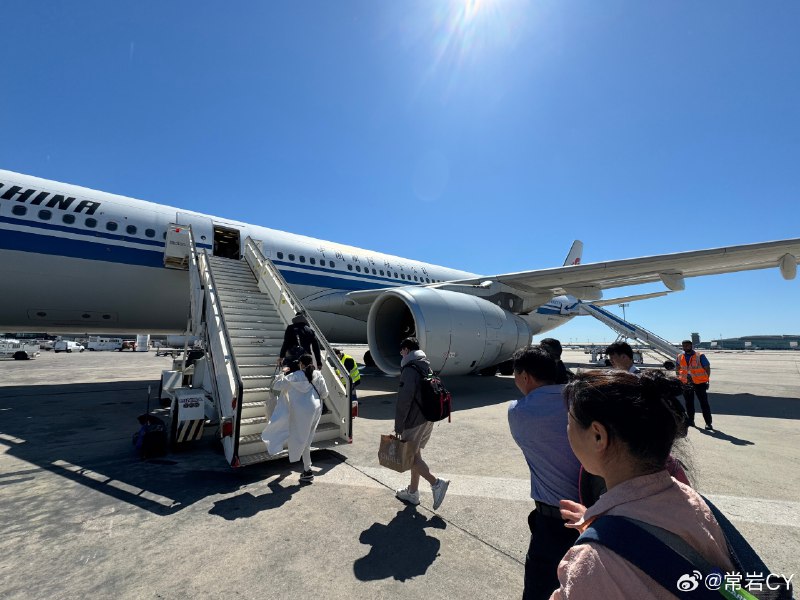 我其实有个问题请教，为什么国外登机开双门为多，国内开单门为多，是有什么规定吗？配图