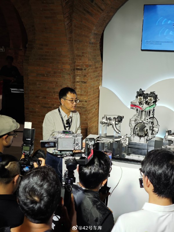 发布会前先来看看高飞总现场讲解 10 力展品，奇瑞技术这块还是非常有底蕴的。配图