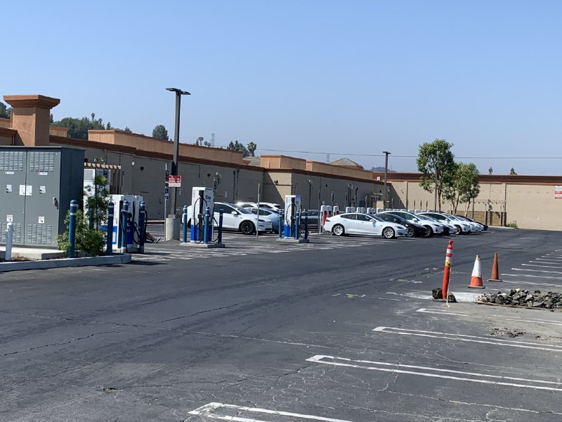 Just juiced up my Tesla at this Supercharger site which EVgo is next to. Look at the utilization rates of both stations. In CA, EVgo is often seen next to Superchargers & I rarely see other EVs being charged. NACS will def make the situation worse for them. https://t.co/9FWwtxTvET配图