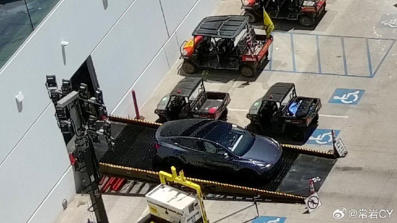 海外博主的航拍视频显示，现在Giga Texas每60秒就能下线一辆Model Y。配图