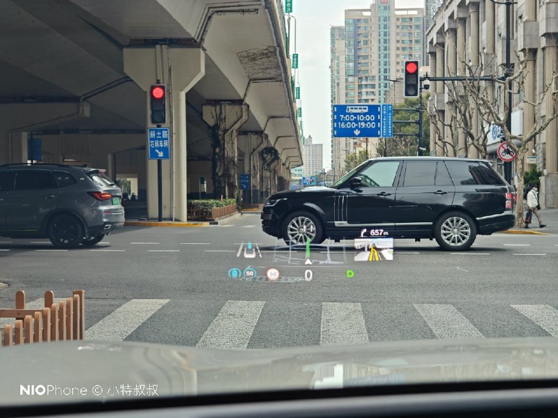 一个问题，几乎人人都知道理想的 HUD 非常巨大，但又有多少人知道蔚来 ES8 的 HUD 比理想的还大？配图