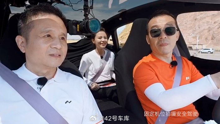 今天的乐道 L60 吐鲁番极热体验，内饰被遮得严严实实，只能看到前面有一个黄色的小摆件，不知道是不是类似 NOMI 的语音助手。配图