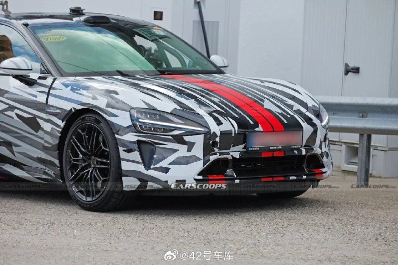 CARSCOOPS 拍到了小米 SU7 上纽北赛道。配图