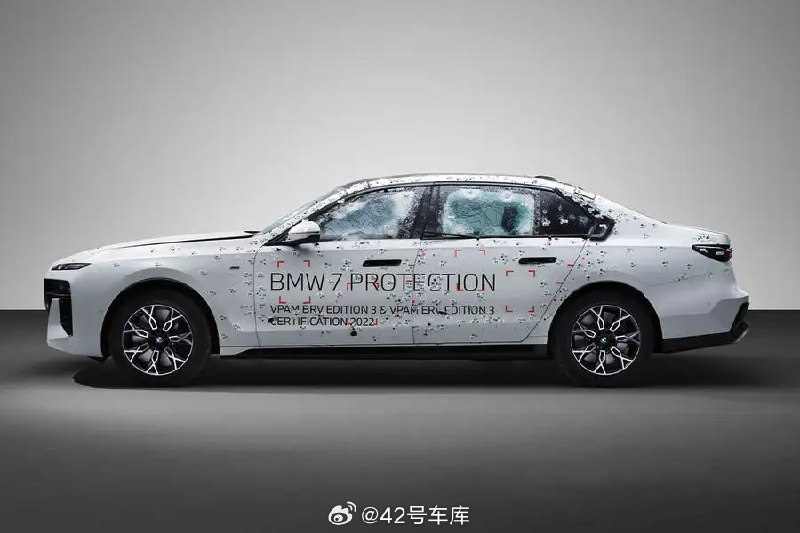 宝马 i7 防弹版发布官图。配图