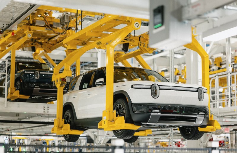 Rivian CEO暗示R2 SUV未来可能推出包括皮卡在内的变体配图
