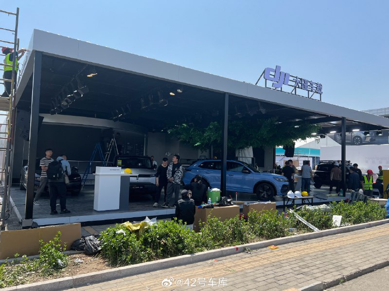 大疆這次北京車展也搭建了展台，看台上擺的車，邊上放了一輛全新的一汽大眾邁騰，看樣子不光上汽大眾用上了大疆的智駕方案，一汽大眾也用了[doge]配圖