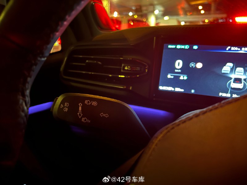 来分享一个这台老 ES6 最让我想吐槽的，就是这个自动远光的开启方式，拨杆往前推是打开，但是路上但凡你想拨下远光闪一下前车，自动远光就退出了，陷入了一个死循环，好在 NT2 的产品已经改过来了。配图