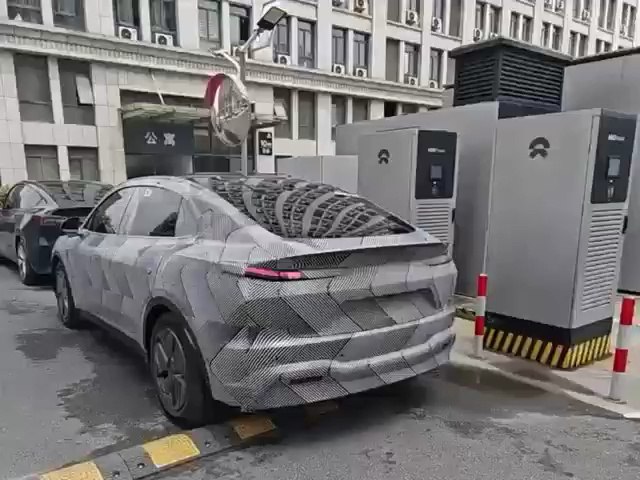 乐道 L60 伪装车充电实拍，这前面的 Model Y 出现的恰到好处👻 常岩CY的微博视频配图