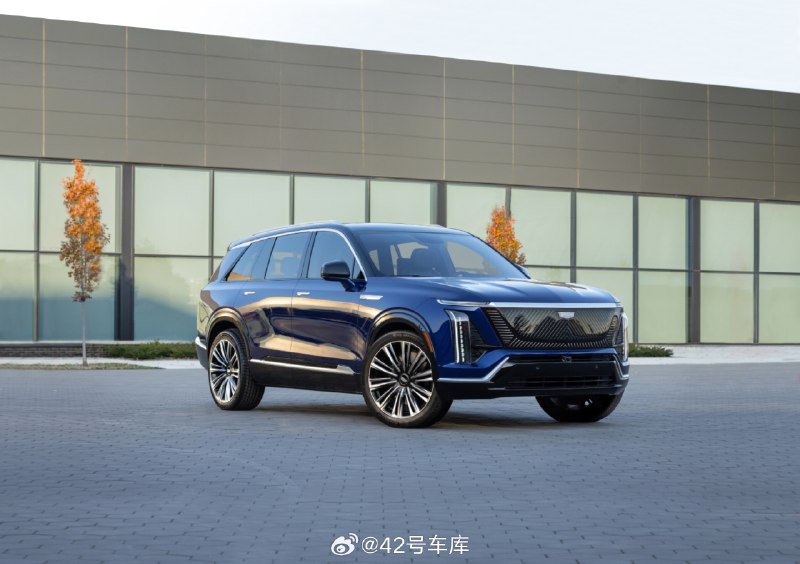 凯迪拉克 IQ 纯电系列再发新车，这回是一款大型 SUV，命名为 VISTIQ。定位介于 LYRIQ（锐歌）和 ESCALADE IQ（凯雷德 IQ）之间，是一台三排 SUV。但目前尚未确定 6 座还是 7 座布局，更多具体的参数将到明年公布。配图