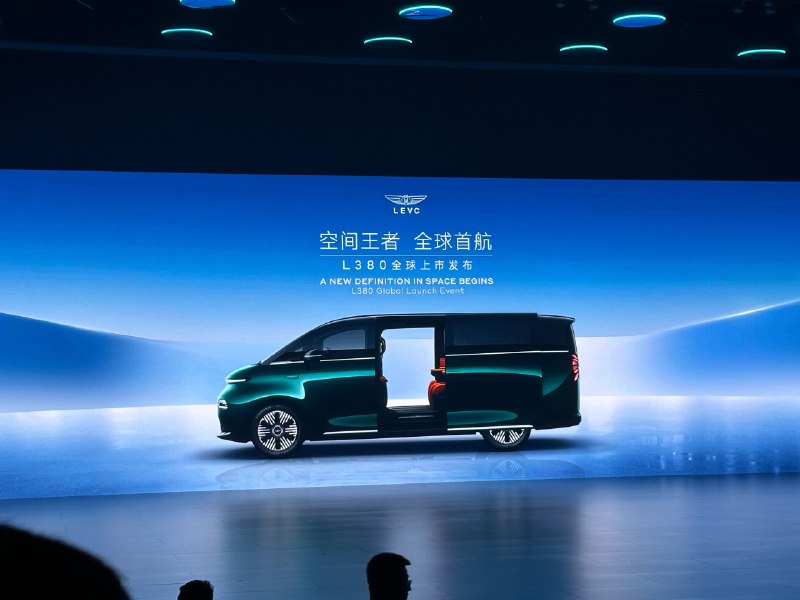 翼真 L380 的上市发布会马上就要开始了，一台 5 m 3 的大家伙，可以同时兼容 3 座—8 座布局的纯电 MPV 的确不多见，而且还主打高端定位，大家觉得这台车正式上市后的售价会是多少？配图