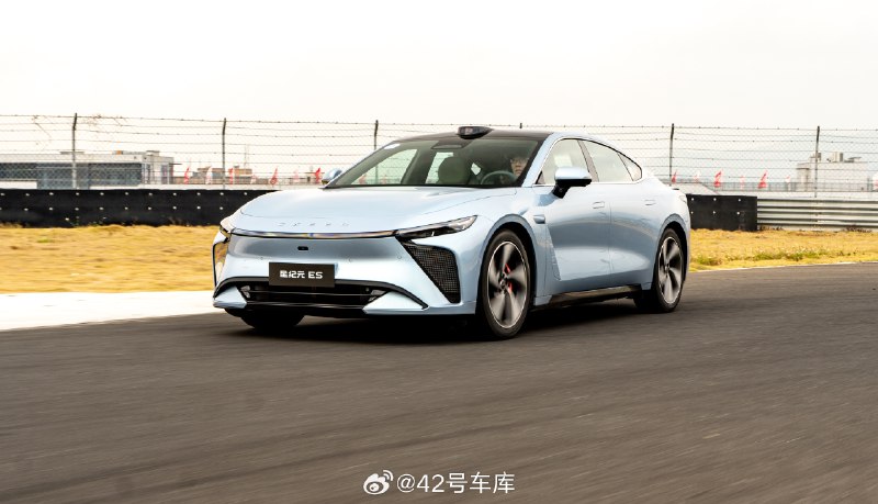 星纪元 ES 这次喊出的口号是「世界级超舒适长续航轿车」，这套标配 CDC 和空气弹簧的底盘应该是他们最大的信心来源，参考 24.8 - 35.8 万的预售价，这的确是你目前能够买到的价格最低的标配带空气弹簧的中大型轿车，虽然正式上市的价格可能还会更低。配图